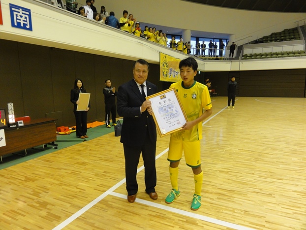 DSC01199 表彰状を田嶋会長伝達HP.JPG